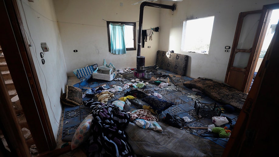 Una habitación y ventanas dañadas se ven en el interior de una casa después de una operación del ejército estadounidense en el pueblo sirio de Atmeh en la provincia de Idlib, Siria, el 3 de febrero de 2022. (Ghaith Alsayed/AP)