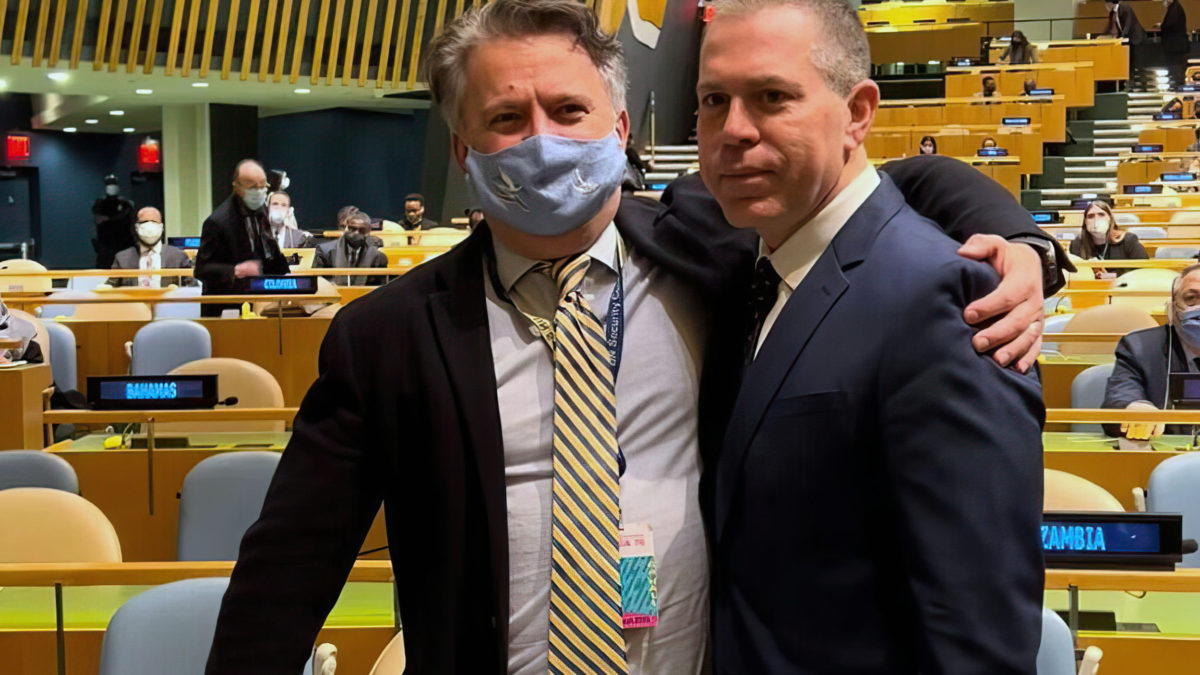 Enviado de Israel abraza a su homólogo ucraniano en la ONU