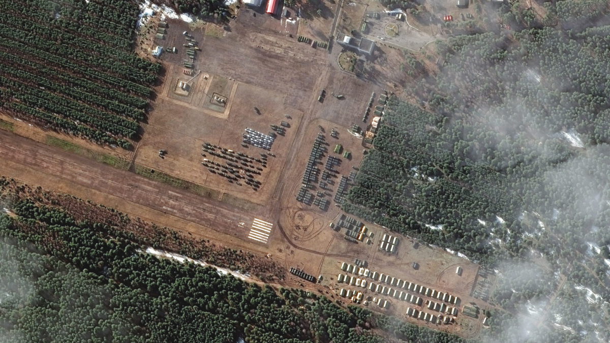 Esta imagen de satélite del martes 22 de febrero de 2022, proporcionada por Maxar Technologies, muestra nuevos despliegues de tropas y equipos que se han establecido en zonas rurales al suroeste de Belgorod, a menos de 20 kilómetros al noroeste de la frontera con Ucrania. (Imagen de satélite © 2022 Maxar Technologies vía AP)