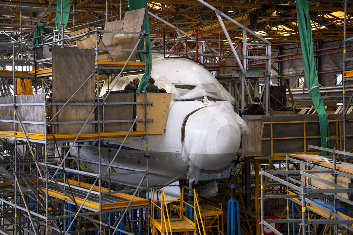 Ingenieros trabajan en la conversión de un avión de pasajeros Boeing 767 en un avión de carga en las Industrias Aeroespaciales de Israel en Lod, cerca de Tel Aviv, Israel, el 25 de enero de 2022. (AP Photo/Oded Balilty)