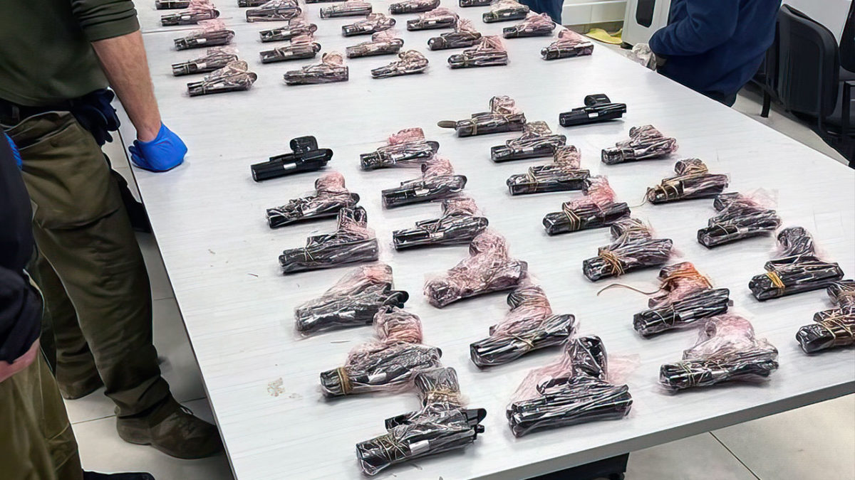 Las FDI y la policía incautan docenas de armas contrabandeadas desde Jordania