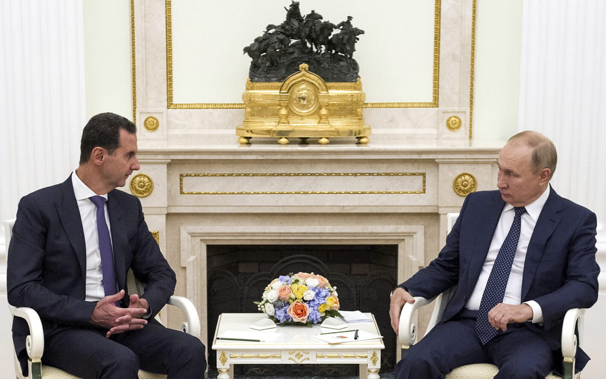 El presidente ruso Vladimir Putin, a la derecha, escucha al presidente sirio Bashar Assad durante su reunión en el Kremlin en Moscú, Rusia, el 13 de septiembre de 2021. (Mikhail Klimentyev, Sputnik, Kremlin Pool Photo vía AP)
