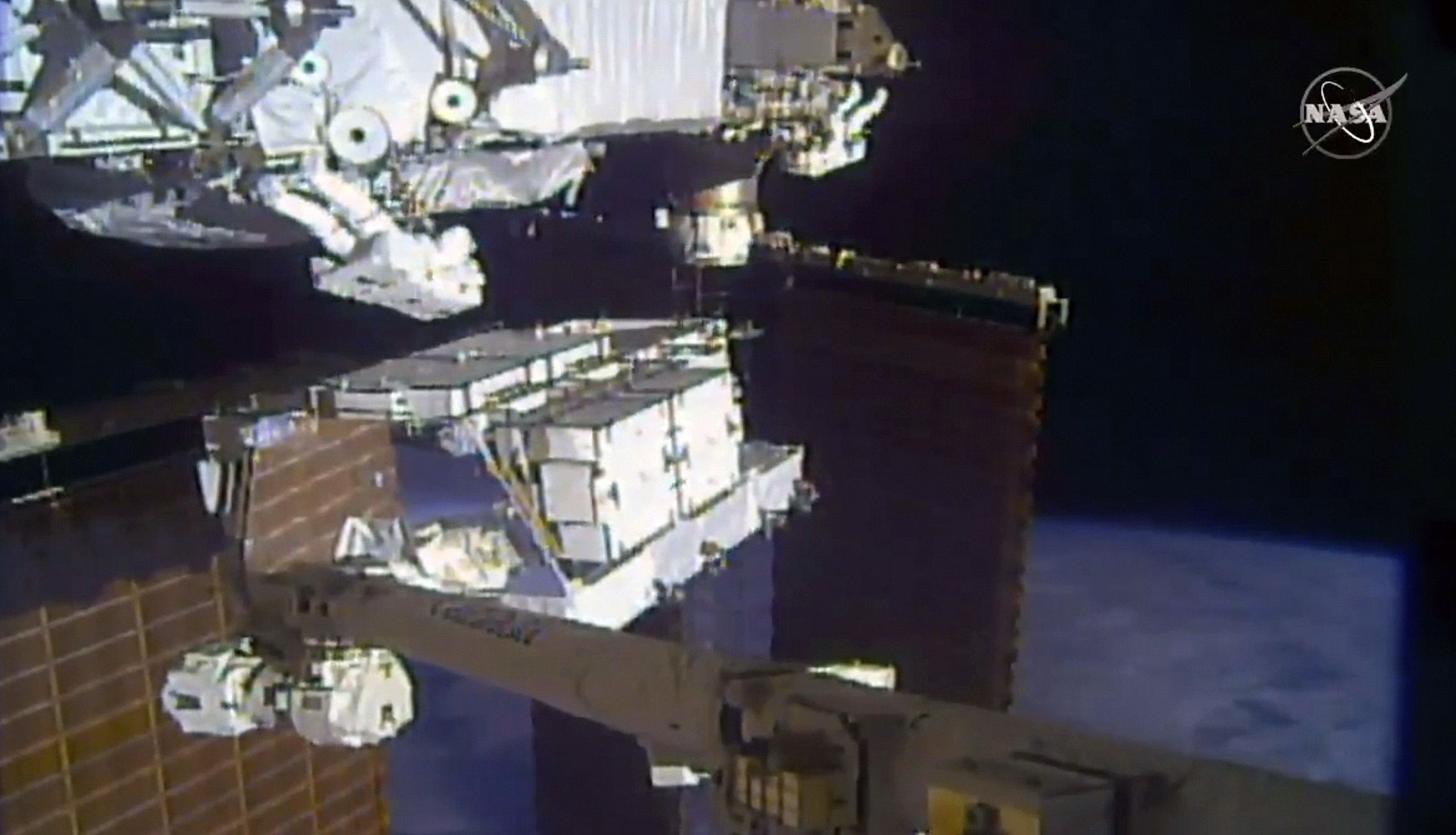 En esta imagen realizada a partir de un vídeo proporcionado por la NASA, los astronautas de la NASA Christina Koch y Andrew Morgan trabajan fuera de la Estación Espacial Internacional, el domingo 6 de octubre de 2019. (NASA vía AP)