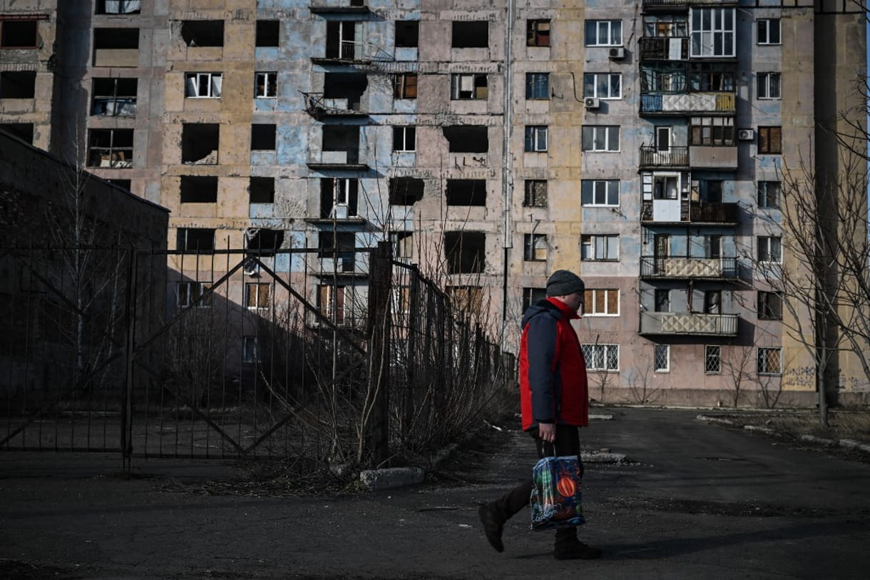 Un hombre camina en la ciudad de Avdiivka, este de Ucrania, el 21 de febrero de 2022 (Aris Messinis / AFP)