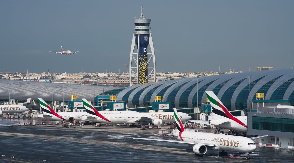 Aviones de pasajeros en el Aeropuerto Internacional de Dubái en Dubái, Emiratos Árabes Unidos, el 11 de diciembre de 2019. (Jon Gambrell/AP)