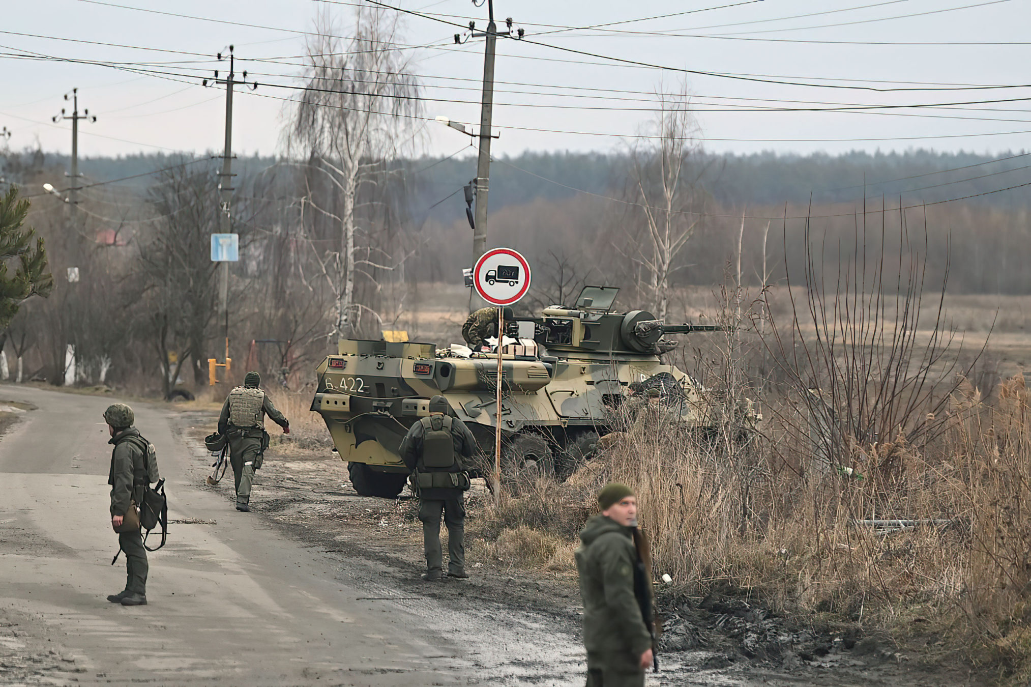 Tropas ucranianas luchan contra el ejército ruso en la periferia de Kiev