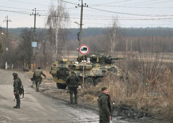Tropas ucranianas luchan contra el ejército ruso en la periferia de Kiev