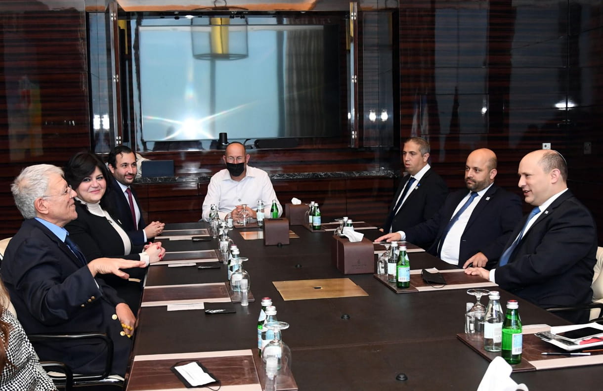 El primer ministro Naftali Bennett (1º por la derecha) se reúne con líderes de la comunidad judía de Bahréin en Manama el 15 de febrero de 2022 (Haim Zach/GPO)