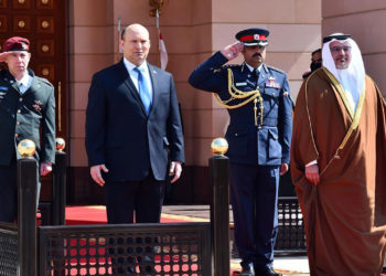 Canciller de Bahréin dice que el príncipe heredero acepta la invitación para visitar Israel