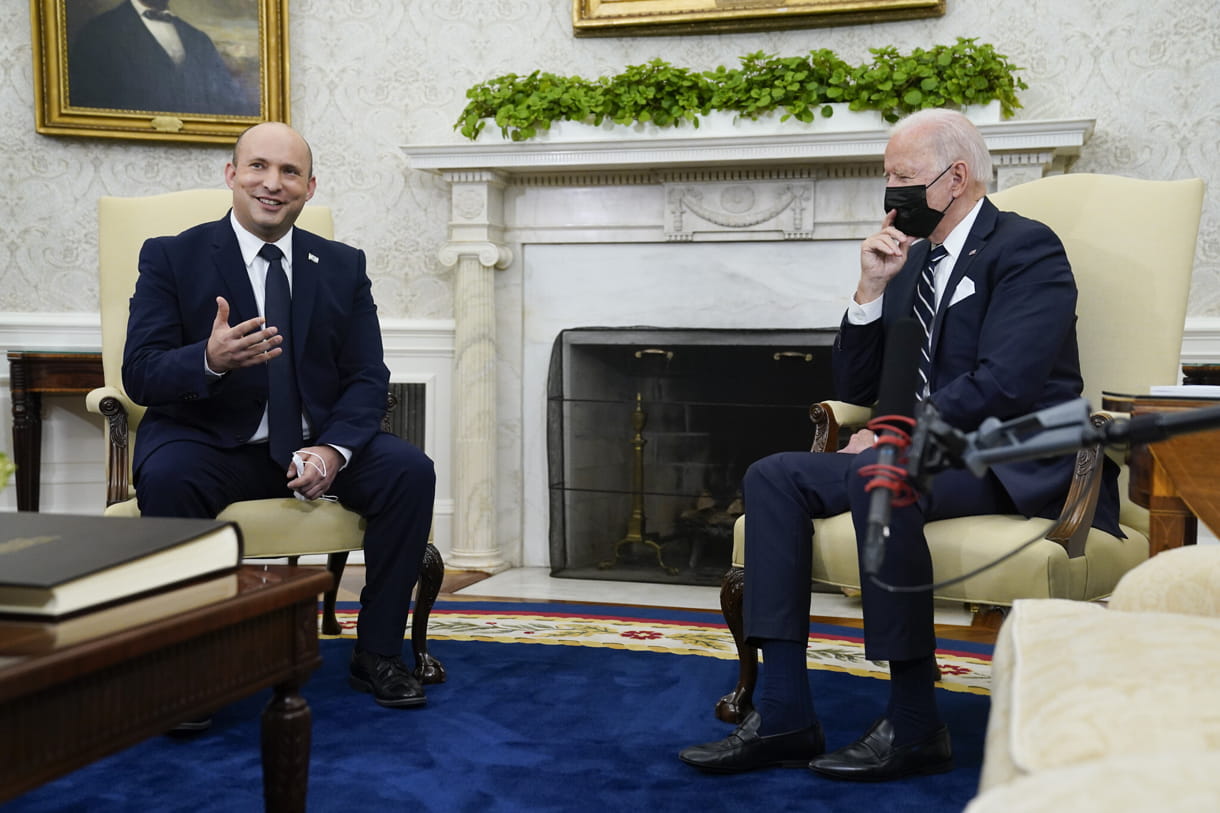 El primer ministro Naftali Bennett se reúne con el presidente estadounidense Joe Biden en el Despacho Oval de la Casa Blanca, el 27 de agosto de 2021, en Washington. (AP Photo/Evan Vucci)