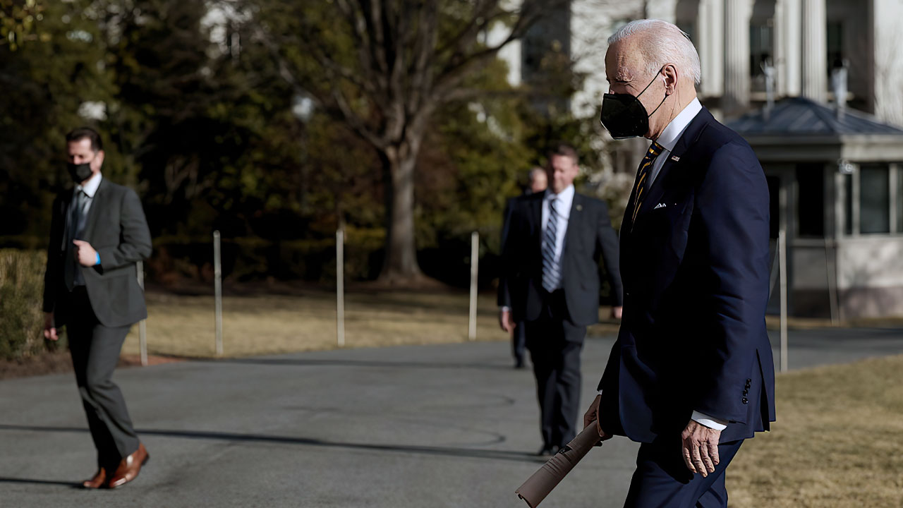 El presidente de los Estados Unidos, Joe Biden, camina por el jardín sur tras regresar en el Marine One a la Casa Blanca el 10 de febrero de 2022 en Washington, DC. (Anna Moneymaker/Getty Images/AFP)