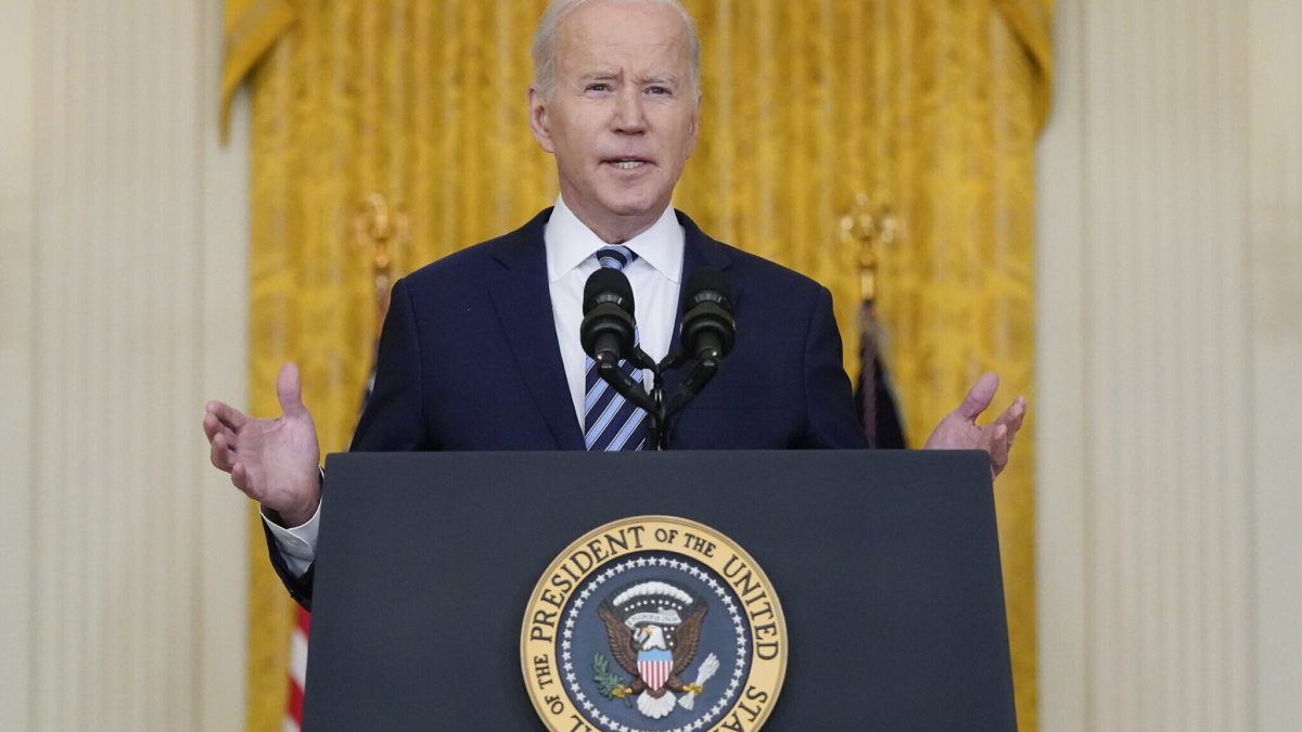 El presidente de Estados Unidos, Joe Biden, habla sobre la invasión rusa de Ucrania en la Sala Este de la Casa Blanca, el 24 de febrero de 2022, en Washington. (AP Photo/Alex Brandon)