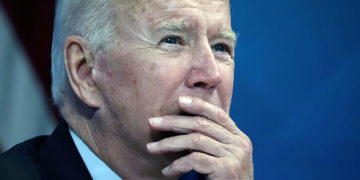 Joe Biden debería ir a Ucrania, no evacuarla