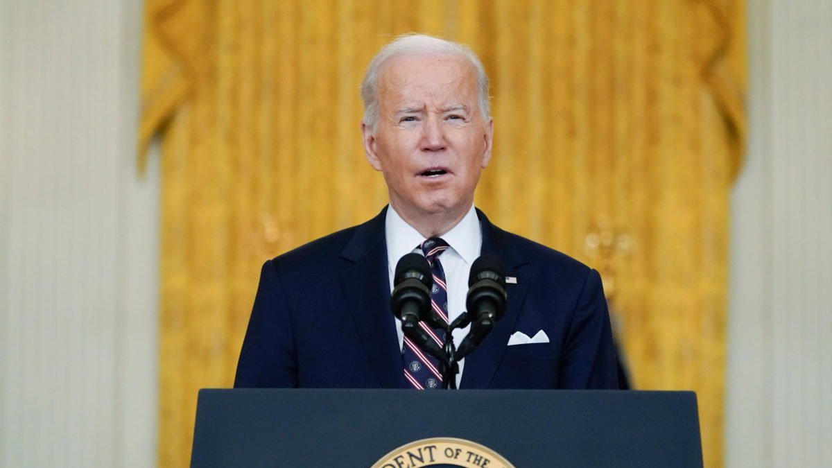 Biden condena el ataque de Rusia a Ucrania y predice una “catástrofe”