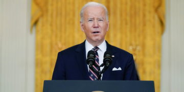 Biden condena el ataque de Rusia a Ucrania y predice una “catástrofe”