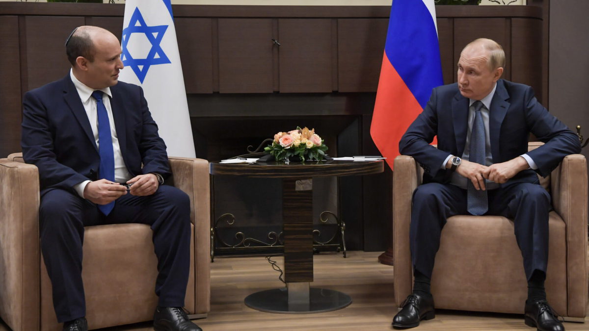 El primer ministro Naftali Bennett (izquierda) se reúne con el presidente ruso Vladimir Putin en Sochi, Rusia, el 22 de octubre de 2021. (Kobi Gideon / GPO)