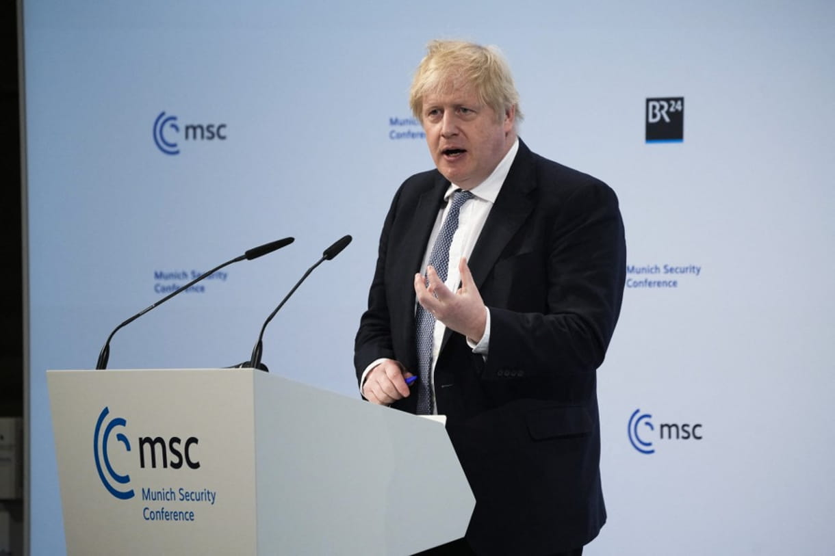 El primer ministro británico, Boris Johnson, habla durante la Conferencia de Seguridad de Múnich en esta ciudad, al sur de Alemania, el 19 de febrero de 2022. (Matt Dunham / POOL / AFP)