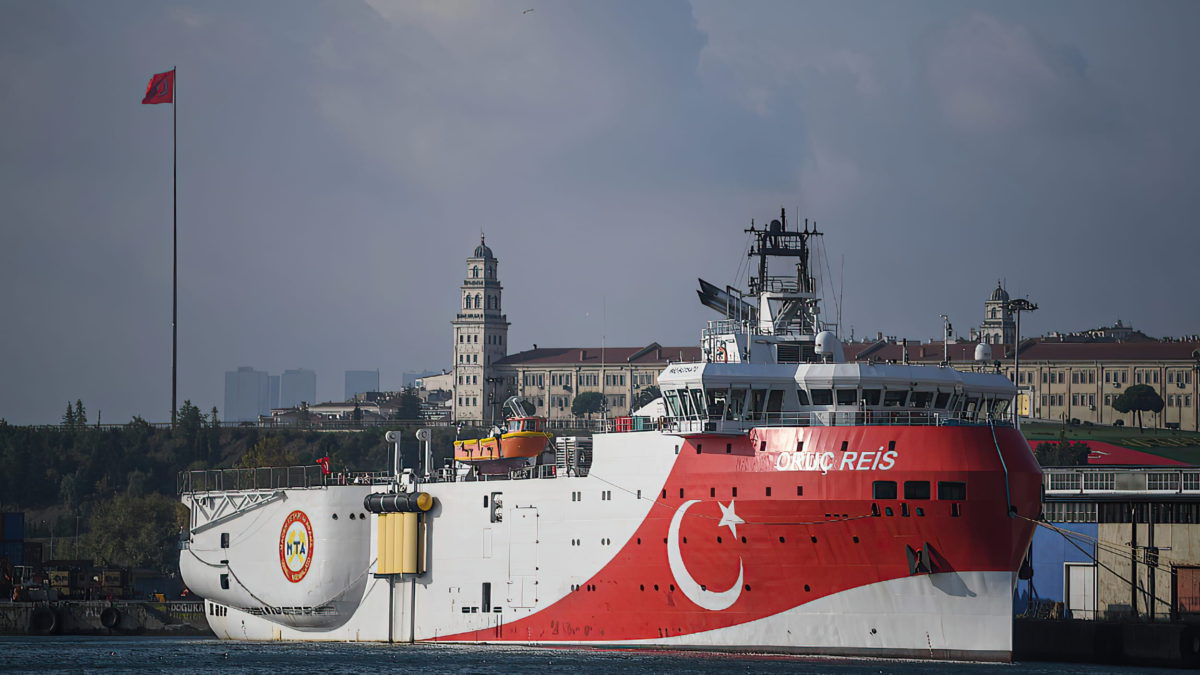 (ARCHIVO) Esta foto de archivo tomada el 23 de agosto de 2019 en Estambul muestra una vista del buque de investigación sísmica Oruc Reis de la Dirección General de Investigación y Exploración de Minerales (MTA), atracado en el puerto de Haydarpasa, que busca reservas de hidrocarburos, petróleo, gas natural y carbón en el mar. El 11 de agosto de 2020, Grecia exigió a Turquía la retirada de un buque de investigación que se encuentra en el centro de su creciente disputa por los derechos marítimos y advirtió que defendería su soberanía, solicitando una reunión de emergencia de los ministros de Asuntos Exteriores de la UE para resolver la crisis. (Foto de Ozan KOSE / AFP)