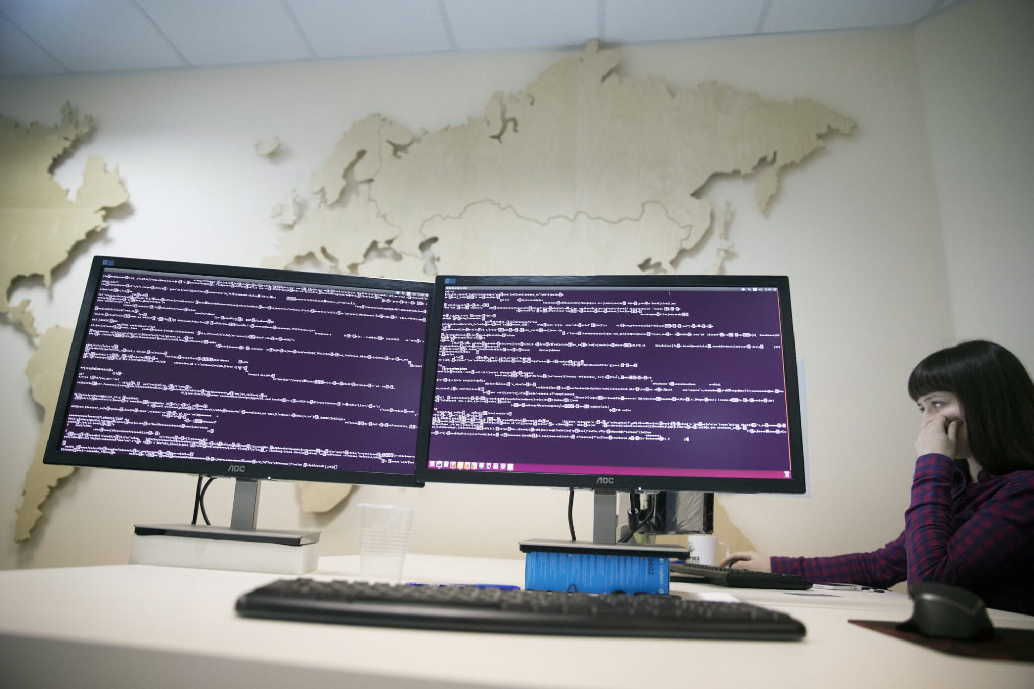 Un código informático se ve en las pantallas de la oficina de la empresa de ciberseguridad global Group-IB en Moscú, Rusia, el miércoles 25 de octubre de 2017. (AP Photo/Pavel Golovkin)