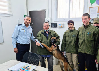 Ceremonia de doble premio en la comisaría de policía de Harel