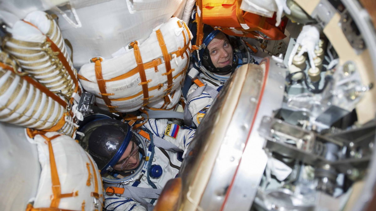 Los cosmonautas rusos Anatoly Ivanishin, a la izquierda, e Ivan Vagner se sientan en la cápsula poco después del aterrizaje cerca de la ciudad de Dzhezkazgan, Kazajistán, el jueves 22 de octubre de 2020. (Centro de Entrenamiento de Cosmonautas Gagarin (GCTC), agencia espacial Roscosmos vía AP)
