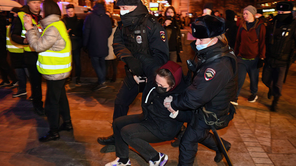 Agentes de policía detienen a una mujer durante una protesta contra la invasión rusa de Ucrania en Moscú, el 24 de febrero de 2022. (Kirill Kudryavtsev/AFP)