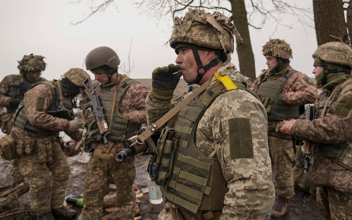 Militares ucranianos comprueban su equipo durante un ejercicio en la región de Donetsk, en el este de Ucrania, el 10 de febrero de 2022. (AP Photo/Vadim Ghirda)