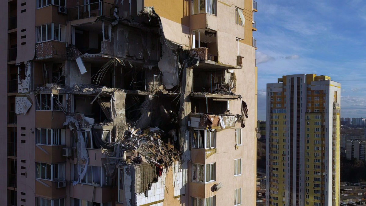 Esta vista general muestra los daños en los pisos superiores de un edificio en Kiev, el 26 de febrero de 2022, después de que, al parecer, fuera alcanzado por un cohete ruso. (Daniel Leal/AFP)