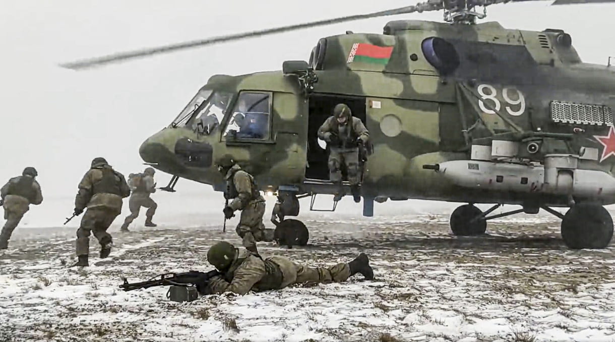 Soldados participan en los ejercicios militares conjuntos de Bielorrusia y Rusia en el campo de tiro de Brestsky, Bielorrusia, el 4 de febrero de 2022. (Servicio de prensa del Ministerio de Defensa ruso vía AP)
