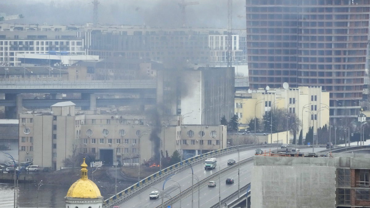 El humo y las llamas se elevan cerca de un edificio militar después de un aparente ataque ruso en Kiev, Ucrania, el 24 de febrero de 2022. (AP Photo/Efrem Lukatsky)