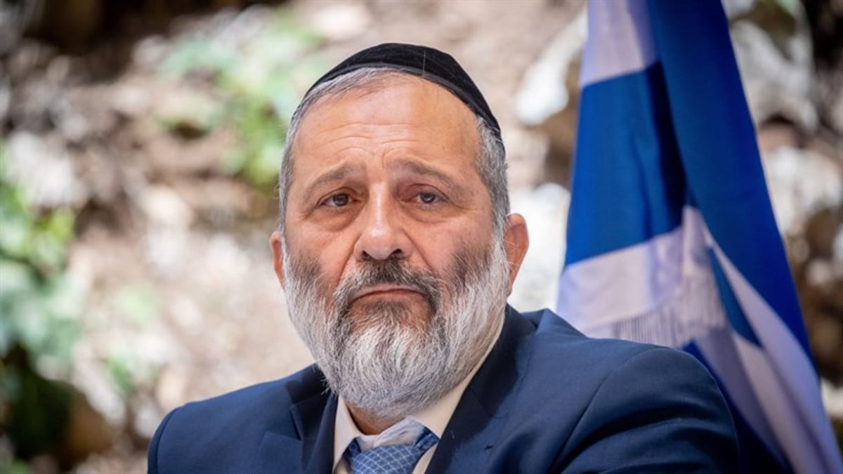 El jefe del Shas, Aryeh Deri, recibe una sentencia suspendida y una multa de 180.000 shekel