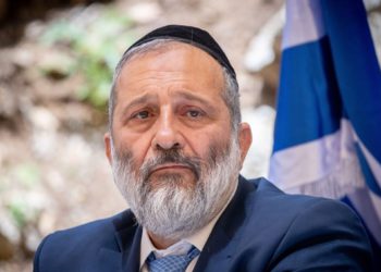 El jefe del Shas, Aryeh Deri, recibe una sentencia suspendida y una multa de 180.000 shekel