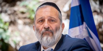 El jefe del Shas, Aryeh Deri, recibe una sentencia suspendida y una multa de 180.000 shekel