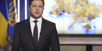 El presidente ucraniano Volodymyr Zelensky se dirige a la nación en Kiev, Ucrania, el 24 de febrero de 2022. (Oficina de Prensa de la Presidencia de Ucrania vía AP)