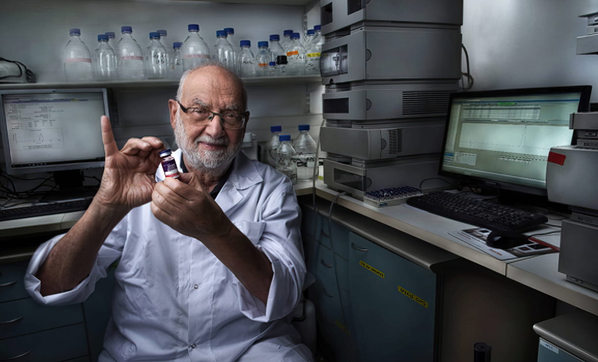 El profesor Yehezkel Bernholtz, de la Universidad Hebrea y fundador de ay Pharma, sosteniendo un vial de Doxil (cortesía de Ayana Pharma)