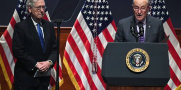 El senador Chuck Schumer recita la oración del "Shema" en el Desayuno Nacional de Oración