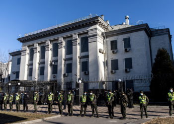 Rusia comienza a evacuar al personal diplomático de Ucrania
