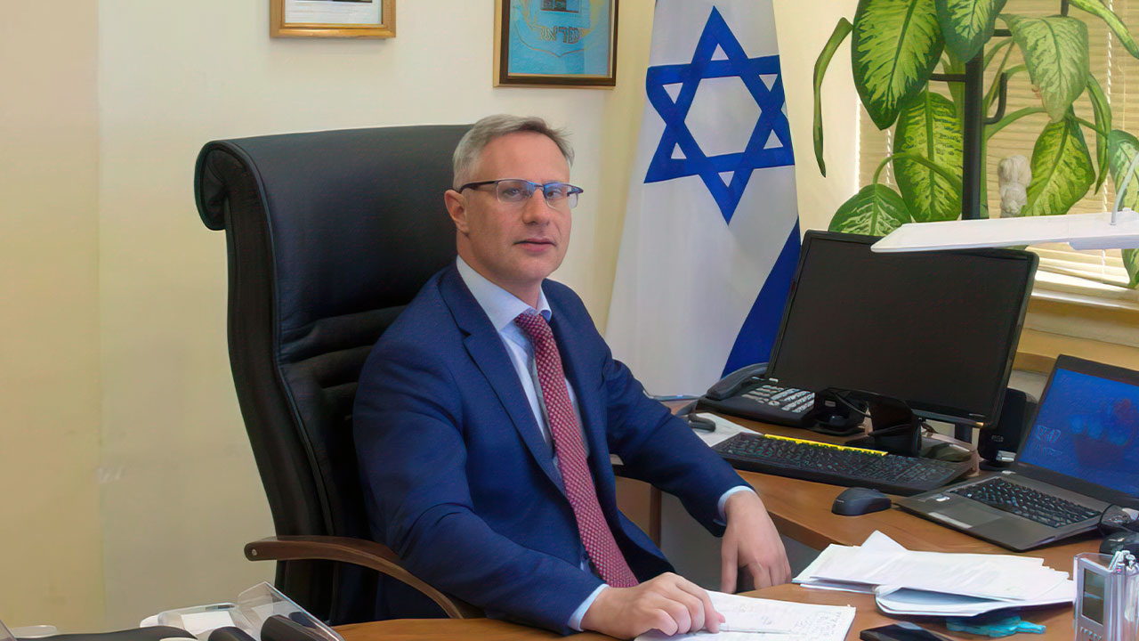 El embajador israelí permanecerá en Kiev y ayudará a los israelíes a regresar
