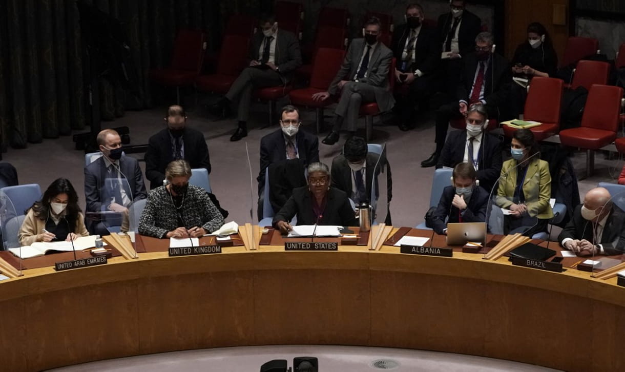 La embajadora de Estados Unidos ante la ONU, Linda Thomas-Greenfield (C), habla durante una reunión de emergencia del Consejo de Seguridad de la ONU sobre la crisis de Ucrania, en Nueva York, el 21 de febrero de 2022. (TIMOTHY A. CLARY / AFP)