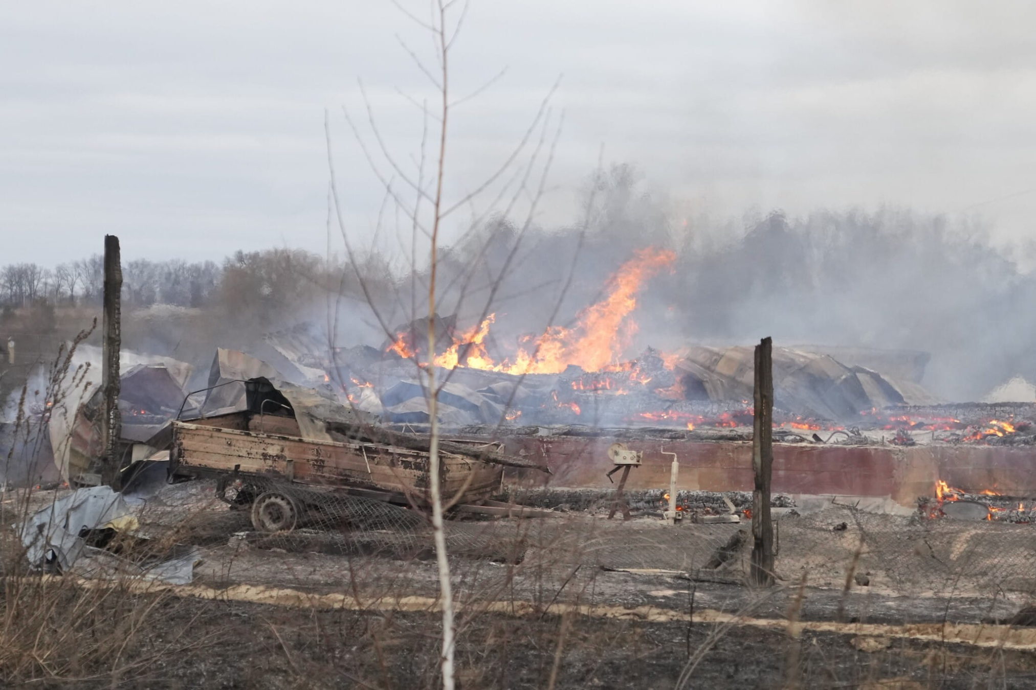 Las llamas y el humo se elevan desde los escombros de una casa particular tras los bombardeos rusos en las afueras de Kiev, Ucrania, el 24 de febrero de 2022. (AP Photo/Efrem Lukatsky)