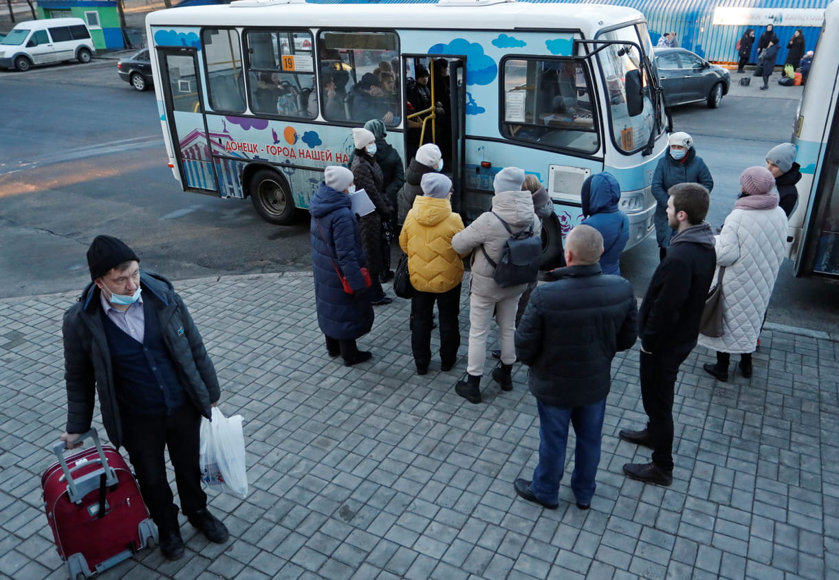 Personas suben a un autobús durante la evacuación de residentes locales a Rusia, en la ciudad de Donetsk, controlada por los rebeldes, Ucrania 19 de febrero de 2022. REUTERS/Alexander Ermochenko
