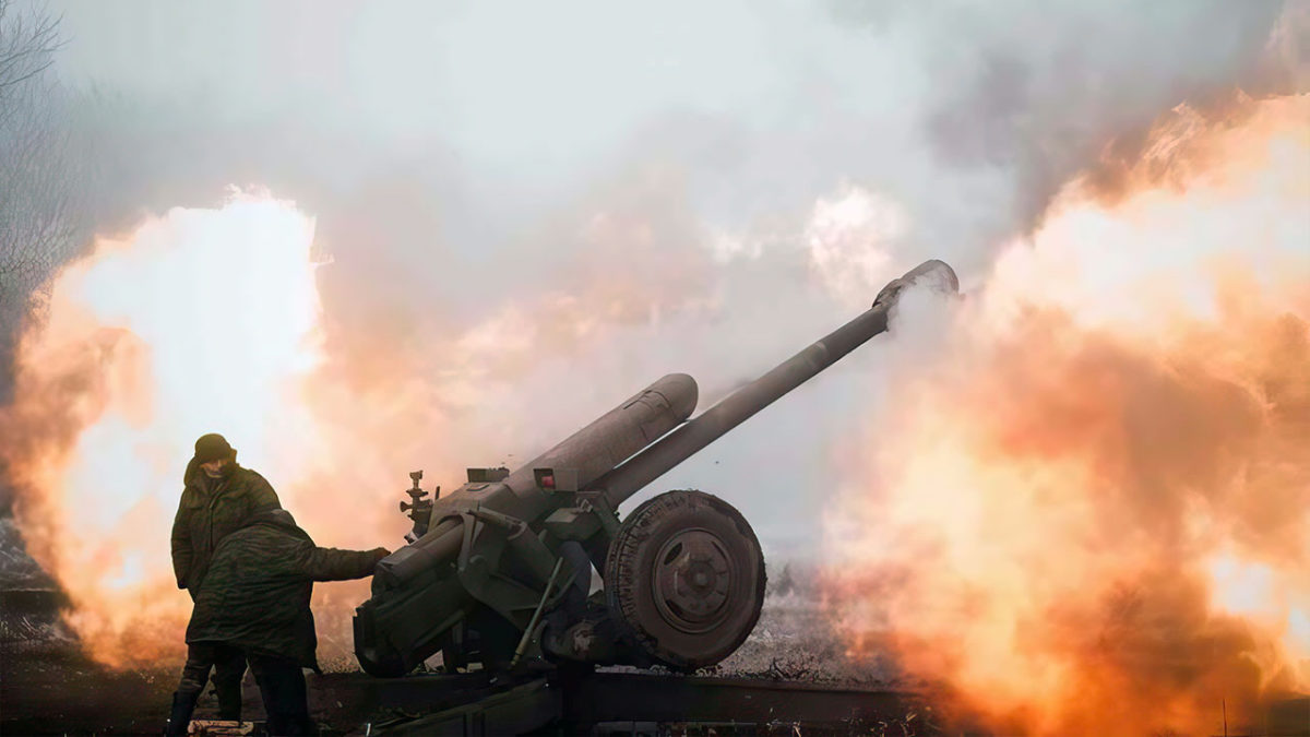 Explosión de proyectiles mientras funcionarios ucranianos recorren la línea del frente en la región separatista