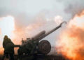 Explosión de proyectiles mientras funcionarios ucranianos recorren la línea del frente en la región separatista