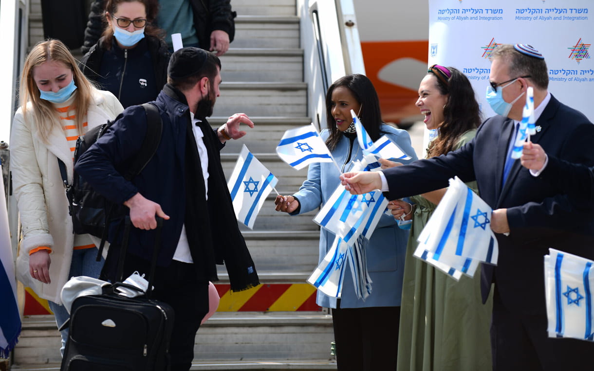 Inmigrantes ucranianos llegan al aeropuerto Ben Gurion de Israel el 20 de febrero de 2022. (Tomer Neuberg/Flash90)
