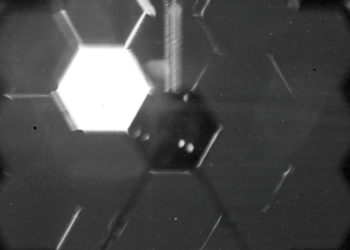 El nuevo telescopio espacial de la NASA ve la primera luz estelar y se hace un selfi