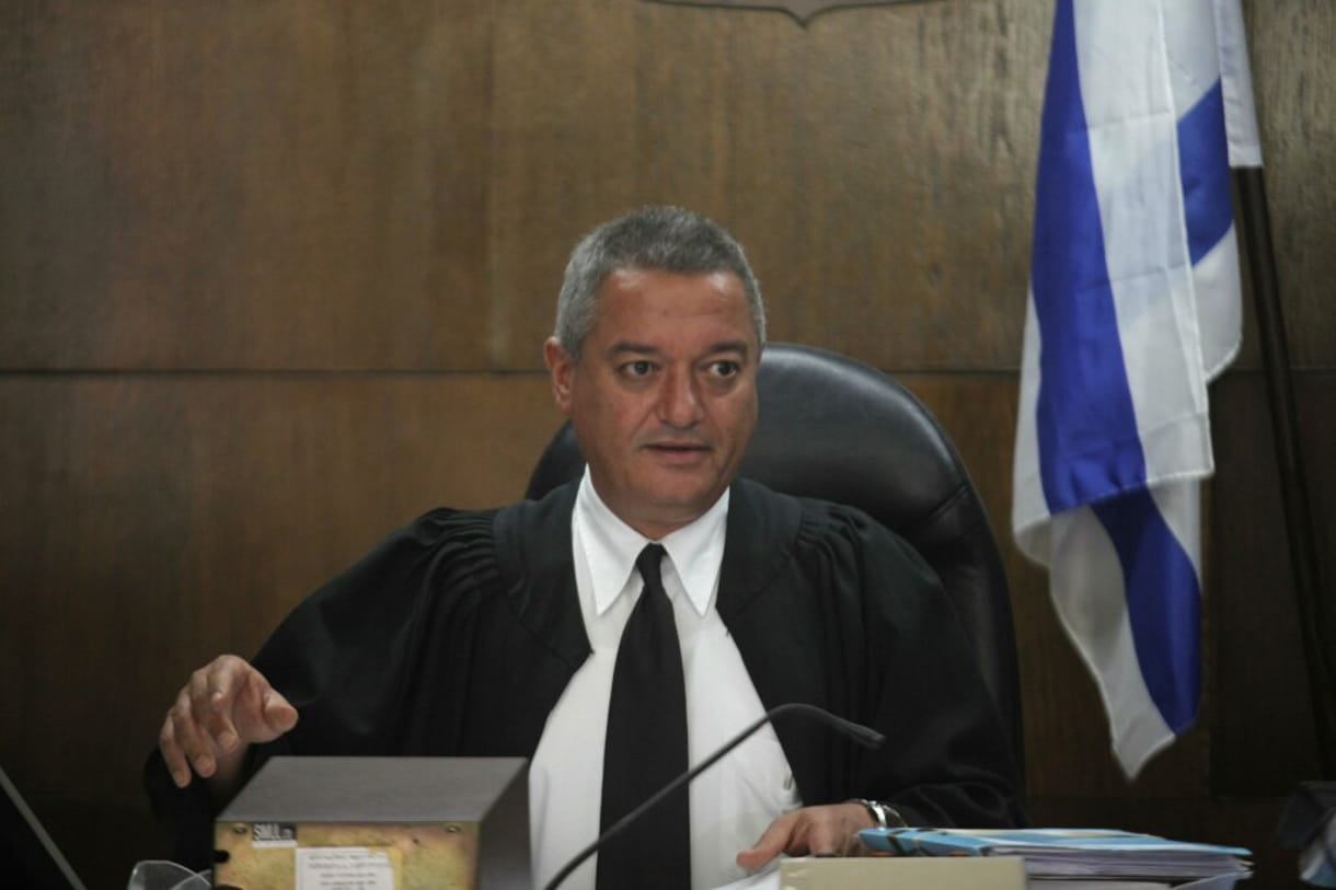 El juez Khaled Kabub visto en el Tribunal de Distrito de Tel Aviv durante la sesión de apertura en la acusación del Estado contra el ex presidente del Grupo BID Nochi Dankner, el 13 de julio de 2014. (Lior Ben Nisan/POOL/Flash90)