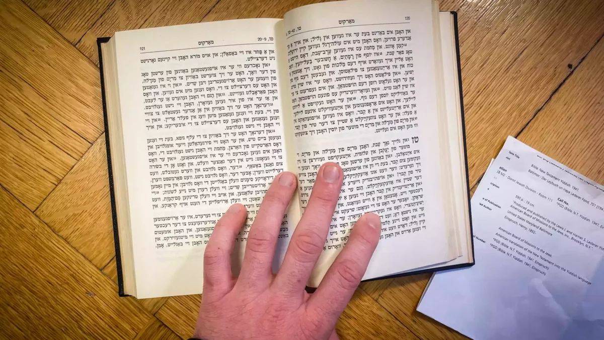 Misioneros cristianos ofrecen Biblias en yiddish a los ultraortodoxos de Nueva York