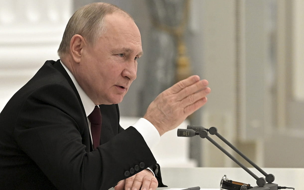 El presidente ruso Vladimir Putin habla durante una reunión del Consejo de Seguridad en el Kremlin en Moscú, Rusia, el 21 de febrero de 2022. (Alexei Nikolsky, Sputnik, Kremlin Pool Photo vía AP)