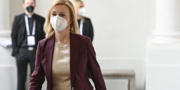 La ministra de Exteriores británica apoya "absolutamente" a los británicos que quieran luchar contra los rusos en Ucrania