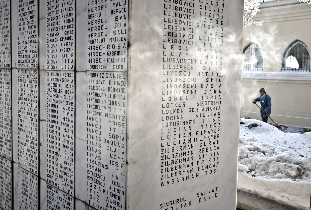 Un monumento con los nombres de los judíos asesinados hace 70 años cuando el SS Struma, el barco en el que viajaban como refugiados de camino a Palestina, fue hundido por un torpedo soviético en el Mar Negro, lo que provocó la muerte de todas menos una de las 779 personas que iban a bordo, el 24 de febrero de 2012. (AP Photo/Vadim Ghirda)